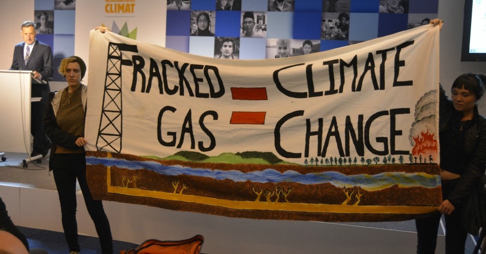 Anti-fracking activists interrupt Vermont's Democratic Governor Peter Shumlin and other US leaders during a panel at the COP21 summit in Paris on Wednesday. (Photo: Joe Solomon - CommonDreams.org)